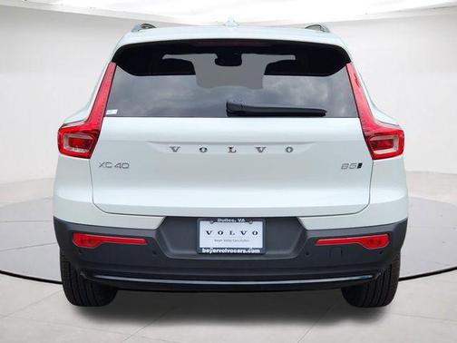 Crystal White 2026 Volvo XC40 B5 Ultra