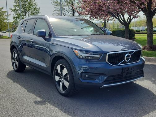 2022 Volvo XC40 Momentum