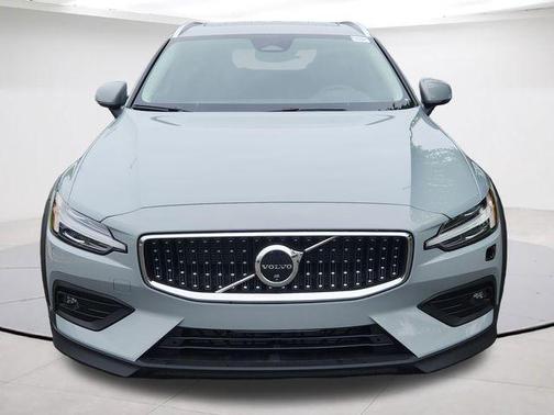 Metallic 2025 Volvo V60 Cross Country B5 Plus
