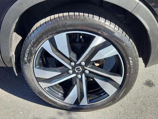 Onyx Black Metallic 2023 Volvo XC40 B5 Plus Bright Theme