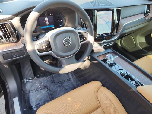 2023 Volvo XC60 B5 Ultimate Bright Theme