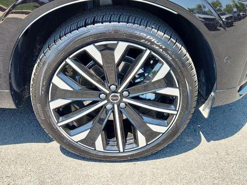 Onyx Black Metallic 2026 Volvo XC60 B5 Ultra