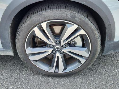 Metallic 2025 Volvo V60 Cross Country B5 Plus