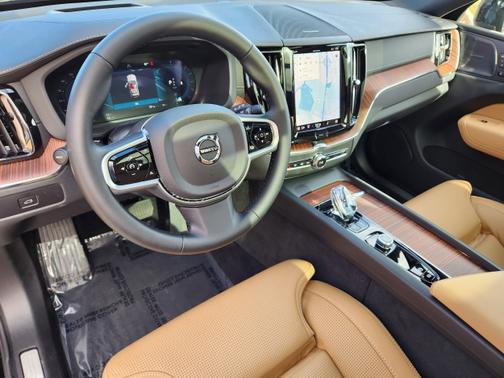 2025 Volvo XC60 B5 Ultra