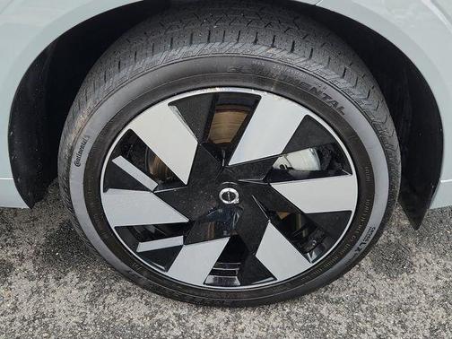 Metallic 2024 Volvo XC60 Recharge Plug-In Hybrid T8 Ultimate Dark Theme