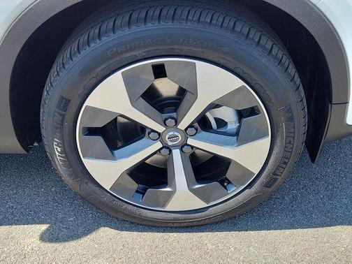 Crystal White Pearl 2025 Volvo XC40 B5 Plus Bright Theme