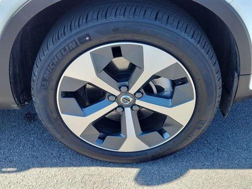 Crystal White Metallic 2024 Volvo XC40 B5 Plus Bright Theme