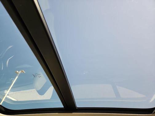 Crystal White Metallic 2024 Volvo XC40 B5 Plus Bright Theme