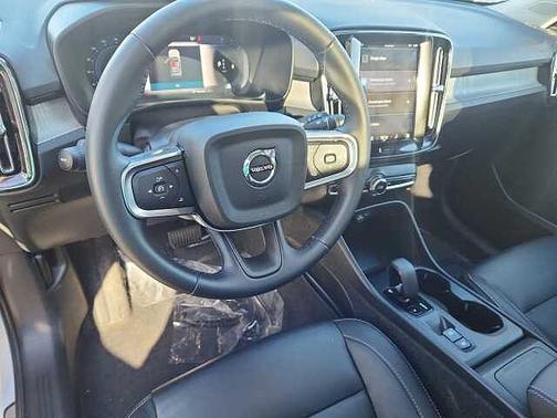2025 Volvo XC40 Core