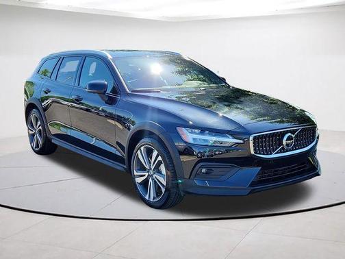Onyx Black Metallic 2025 Volvo V60 Cross Country B5 Plus