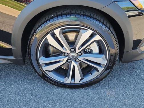 Onyx Black Metallic 2025 Volvo V60 Cross Country B5 Plus