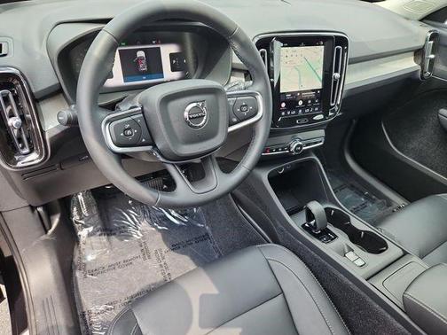Onyx Black Metallic 2025 Volvo XC40 B5 Core Bright Theme