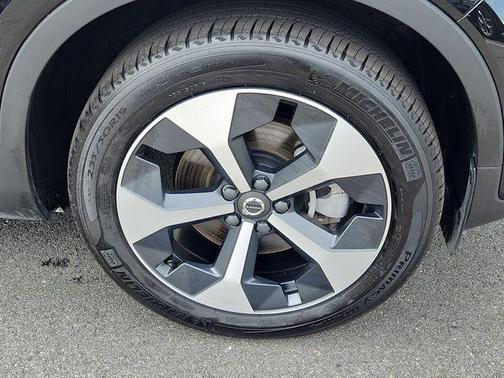 Onyx Black Metallic 2025 Volvo XC40 B5 Core Bright Theme