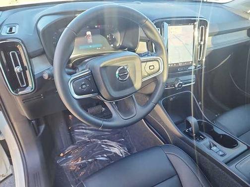2025 Volvo XC40 Core