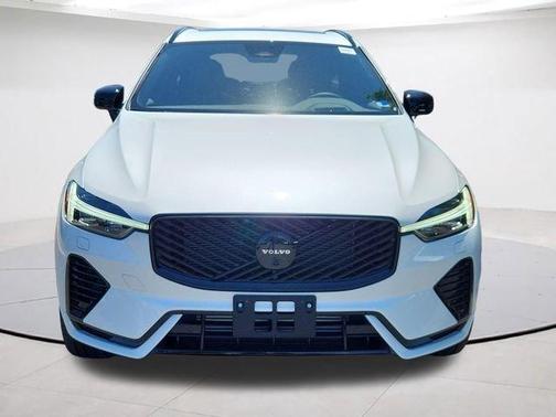Crystal White 2026 Volvo XC60 Plug-In Hybrid T8 Ultra Black Edition