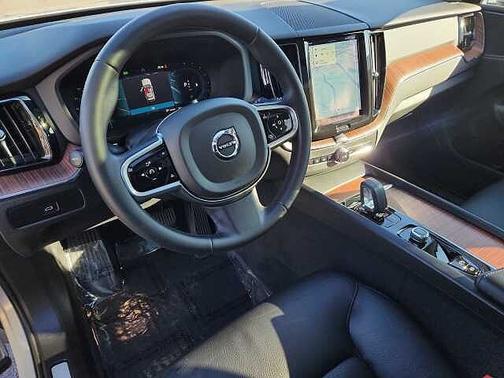 2023 Volvo XC60 Plus