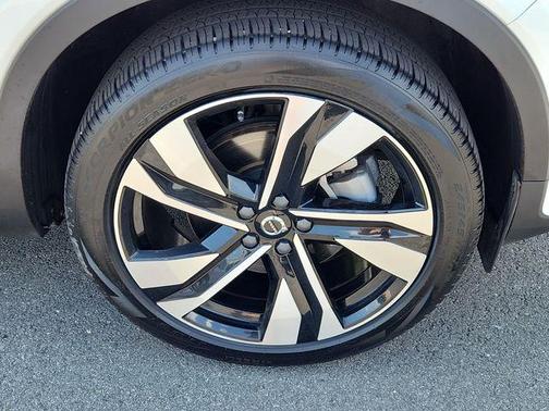 Crystal White Pearl 2025 Volvo XC40 B5 Plus Bright Theme