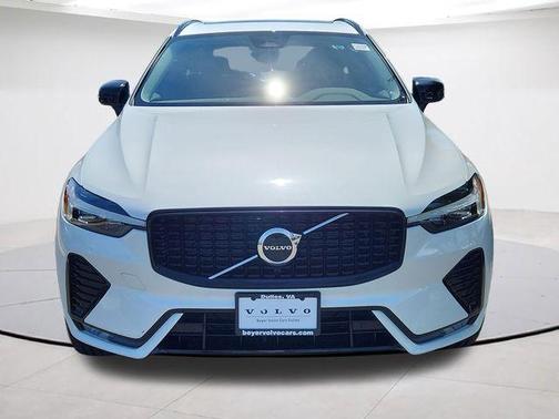 Crystal White Metallic 2025 Volvo XC60 B5 Core