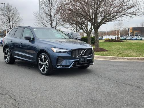 2023 Volvo XC60 B5 Ultimate Dark Theme