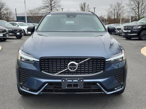 2023 Volvo XC60 B5 Ultimate Dark Theme