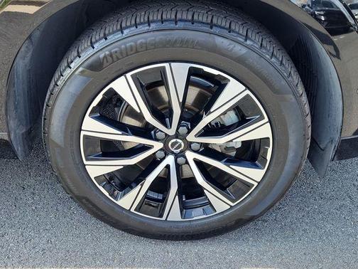 Onyx Black Metallic 2024 Volvo XC60 B5 Plus Dark Theme