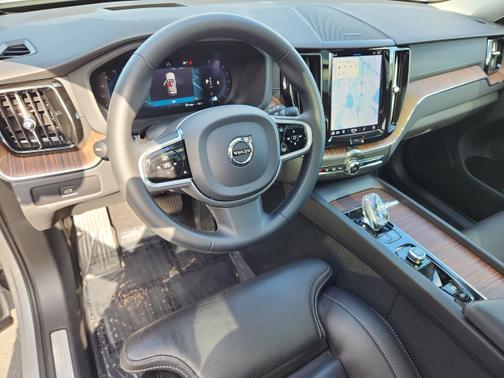 2023 Volvo XC60 B5 Ultimate Bright Theme