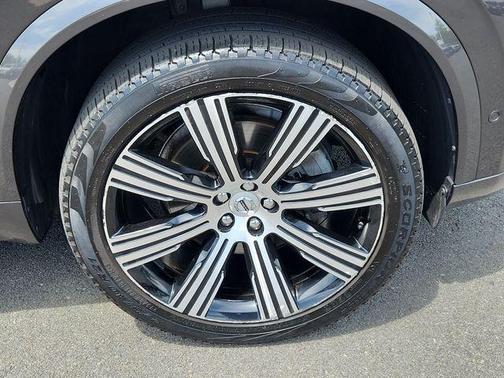Platinum Gray Metallic 2023 Volvo XC90 B6 Ultimate 6-Seater