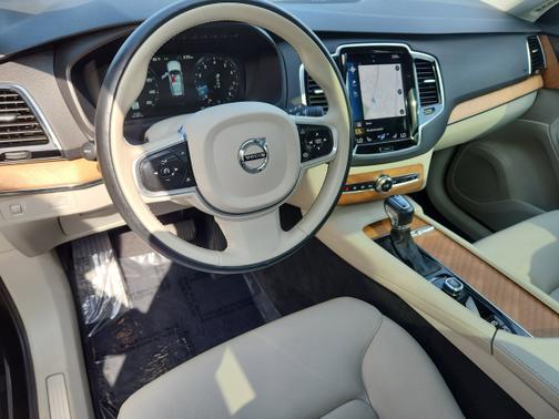 2022 Volvo XC90 T6 Momentum