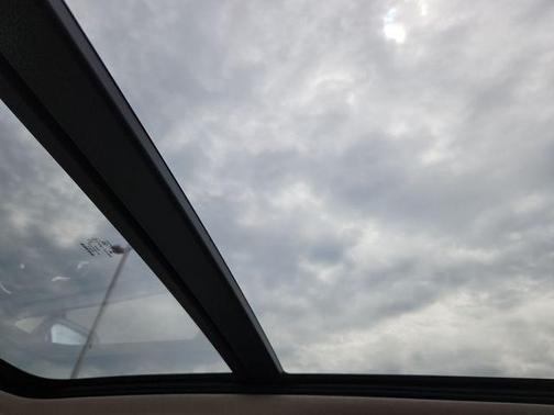 Cloud 9 White 2024 Volvo XC40 B5 Ultimate Dark Theme