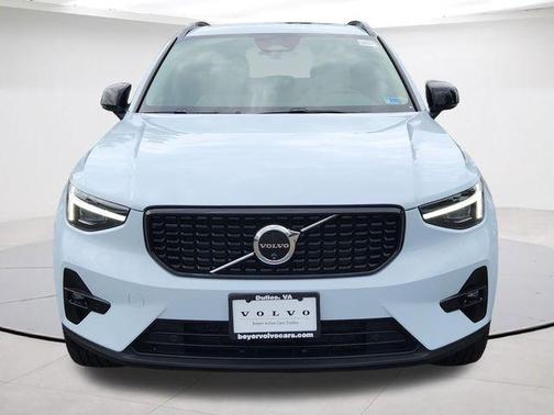 Cloud 9 White 2024 Volvo XC40 B5 Ultimate Dark Theme