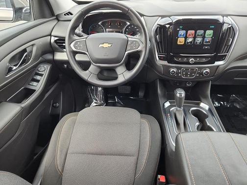 Pepperdust Metallic 2018 Chevrolet Traverse LT Cloth