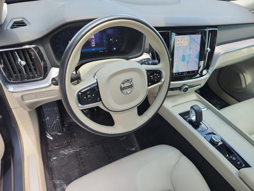 2024 Volvo S60 B5 Core Dark Theme