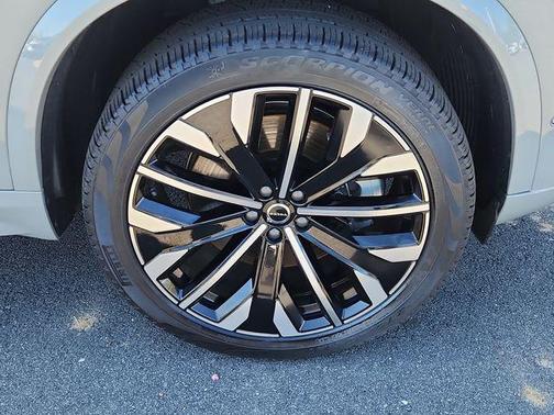 Metallic 2025 Volvo XC90 Plug-In Hybrid T8 Ultra 7-Seater