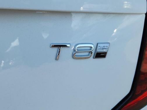 Crystal White Pearl 2026 Volvo XC90 Plug-In Hybrid T8 Ultra 7-Seater