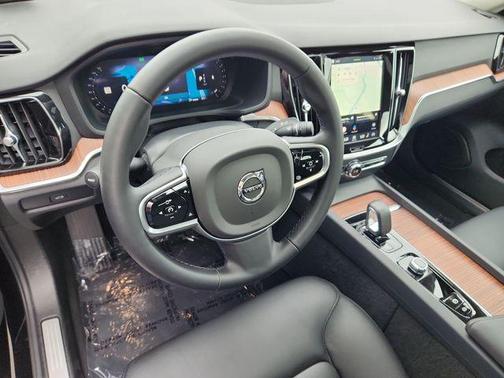 Onyx Black Metallic 2025 Volvo S60 B5 Plus