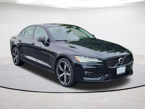 Onyx Black Metallic 2025 Volvo S60 B5 Plus