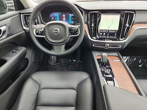 Onyx Black Metallic 2025 Volvo S60 B5 Plus