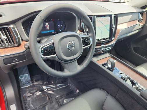 2024 Volvo XC60 B5 Plus Dark Theme