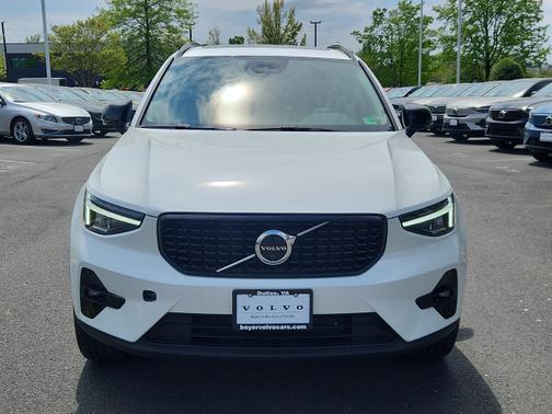 2025 Volvo XC40 B5 Plus Dark Theme