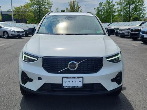 2025 Volvo XC40 B5 Plus Dark Theme