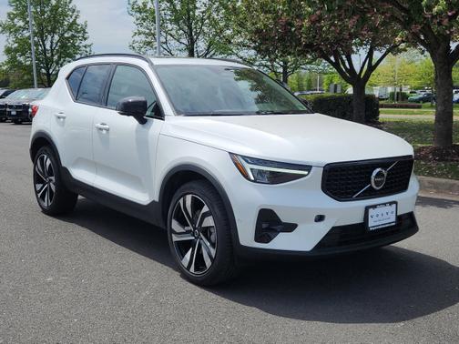 2025 Volvo XC40 B5 Plus Dark Theme