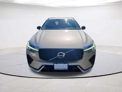 Bright 2023 Volvo XC60 B5 Plus Dark Theme