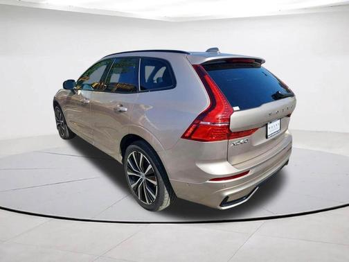 Bright 2023 Volvo XC60 B5 Plus Dark Theme