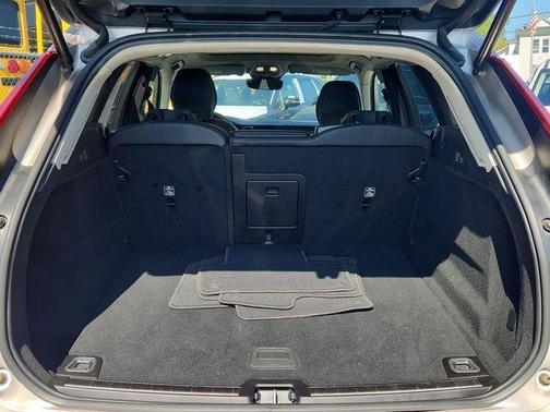 Bright 2023 Volvo XC60 B5 Plus Dark Theme