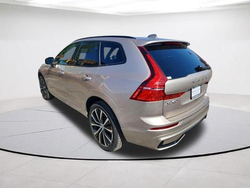 Bright 2023 Volvo XC60 B5 Plus Dark Theme