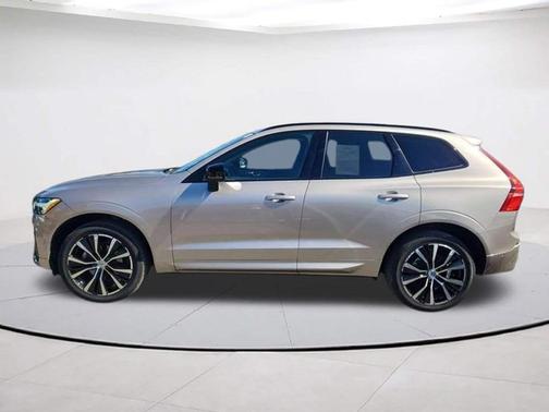 Bright 2023 Volvo XC60 B5 Plus Dark Theme