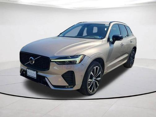 Bright 2023 Volvo XC60 B5 Plus Dark Theme