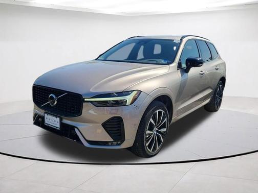 Bright 2023 Volvo XC60 B5 Plus Dark Theme