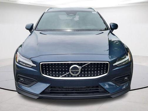 Denim Blue Metallic 2025 Volvo V60 Cross Country B5 Plus