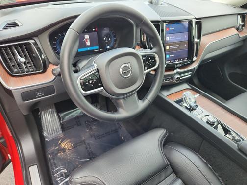 2023 Volvo XC60 B5 Ultimate Dark Theme